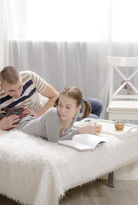 Молодая девушка Дуня Би кричит, когда ее парень проникает в ее девственную попку 1