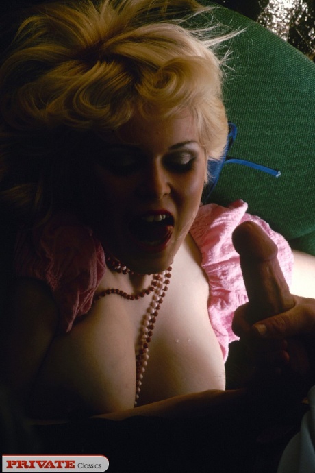 Белокурая секретарша из семидесятых соблазняет своего босса на секс в офисе 8