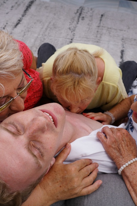 Похотливые бабушки трахаются и кончают на своих молодых игрушечных мальчиков 5