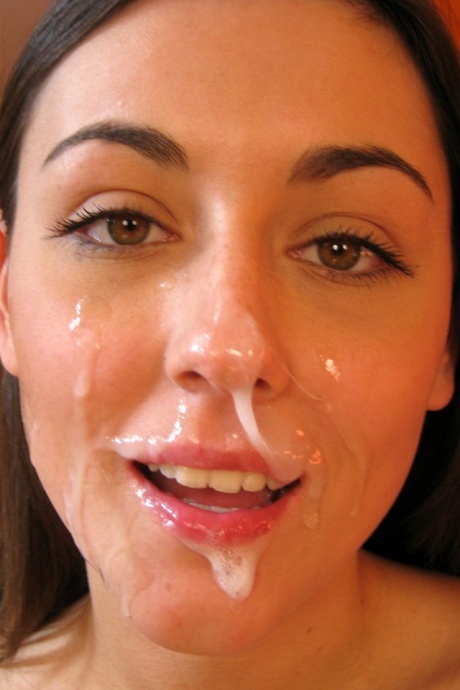 Брюнетка-любительница Ивия получает сперму на лицо во время мастурбации от первого лица 7