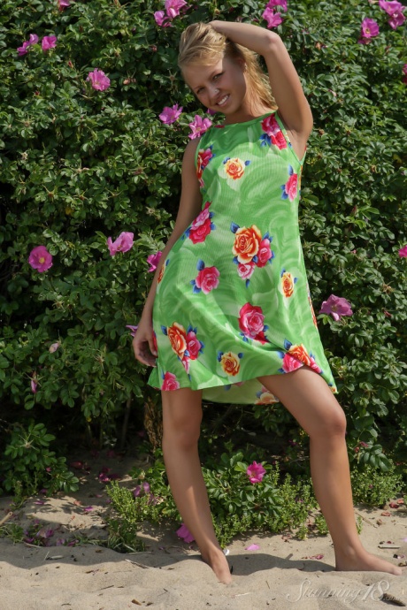 Натуральная блондинка Клиентта М нюхает цветок после того, как полностью разделась 1