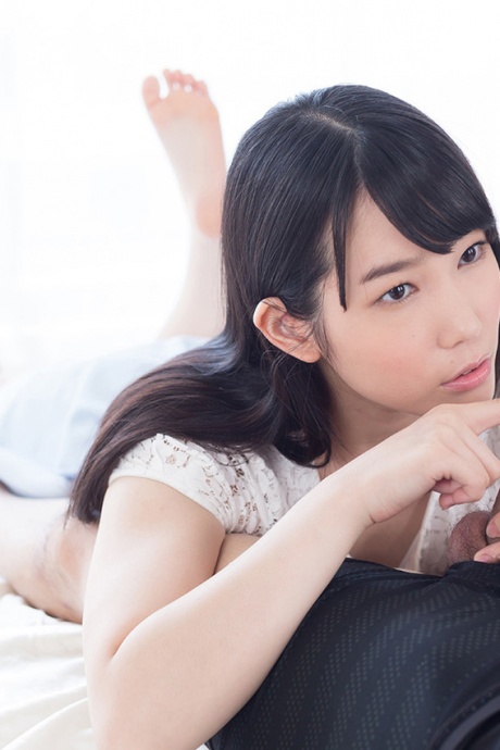 Симпатичная японская девушка на высоких каблуках сосет член и слизывает липкую сперму 11