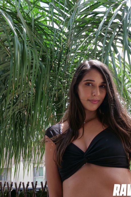 Девушка по соседству типа Арии Слоун занимается сексом от первого лица с большим белым членом 1