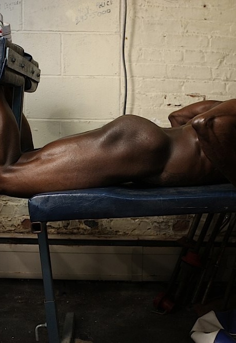 Чернокожая культуристка демонстрирует свое полностью накачанное тело во время тренировки в обнаженном виде 14