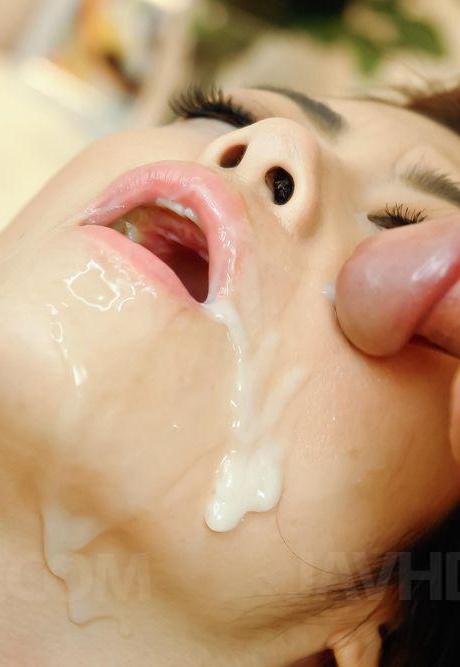 Японская милфа Маки Ходзе кончает себе на лицо во время групповухи 10