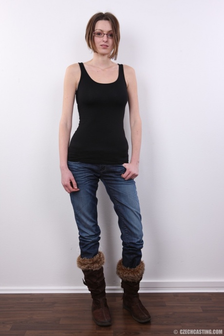 Занудная девчонка Маркета впервые снимает с себя одежду, кроме очков 2