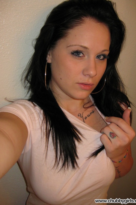 Развратная любительница Миа фотографирует свои массивные натуральные сиськи в зеркале 1