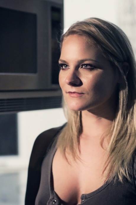 Белокурая цыпочка Лизи Свит и ее шурин занимаются грубым сексом 5