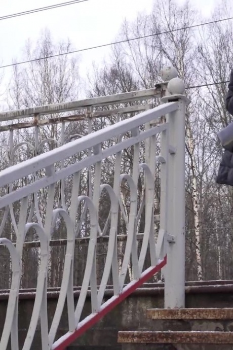 Кавказка Валя мочится на заснеженные ступеньки в общественном месте 1