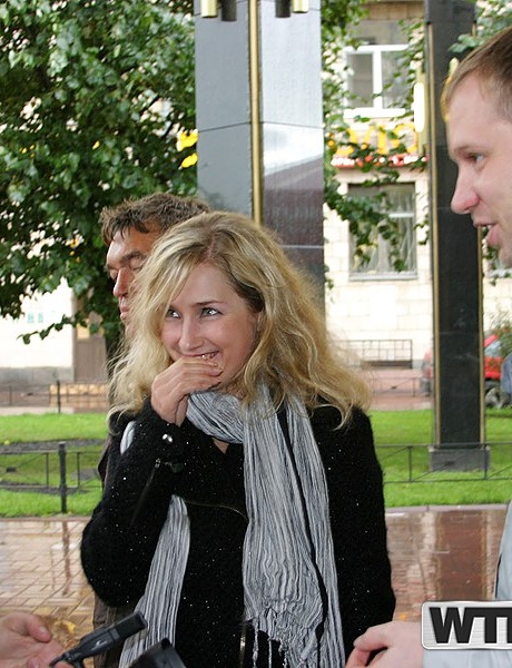 Блондинка занимается жестким аналом в заброшенном здании с незнакомцами 1