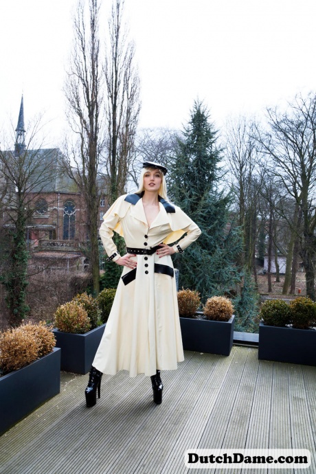 Горячая блондинка сверкает латексными подвязками, моделируя на открытом воздухе в резиновом наряде 4