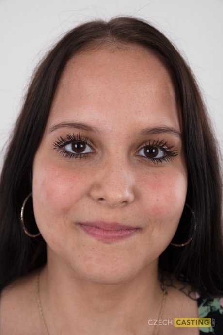 Пухленькая молоденькая Дениза впервые стоит голой перед киской крупным планом 1