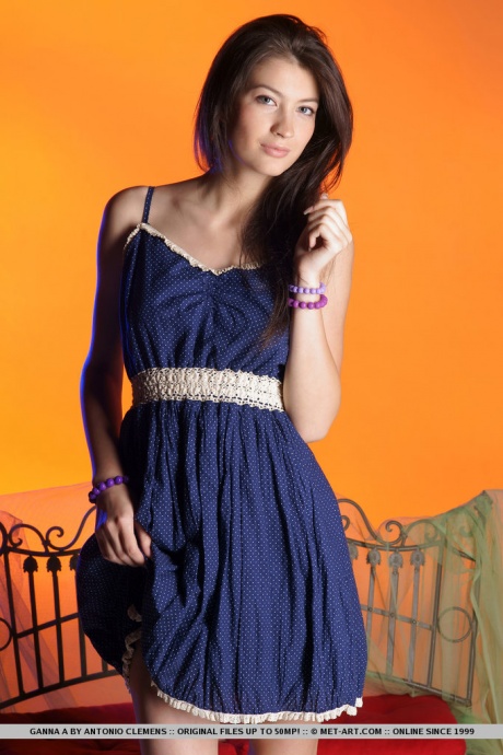 Сладкая русская молоденькая Ганна А раздвигает свои длинные ножки, показывая свою аппетитную киску 1