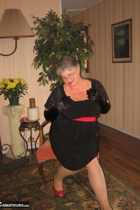 Старая жирная богиня с поясом ласкает отвисшие сиськи в черных бархатных перчатках и чулках 2