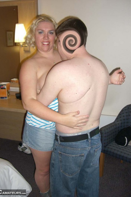 Пожилая блондинка Барби отсасывает член после того, как разделась догола в гостиничном номере 4