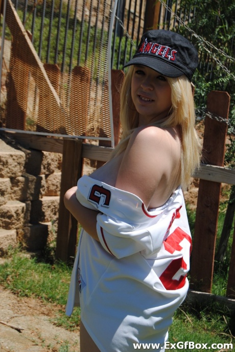 Белокурая бывшая подружка сама позирует в различных позах sfw в помещении и на улице 10