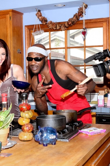 Белую шлюшку Сиси Роудс трахают черные мужчины на кожаном диване 1