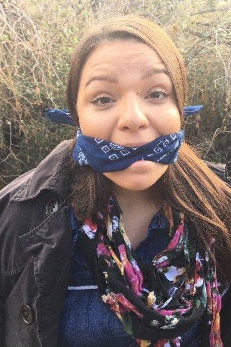 Полностью одетый толстяк расколот, с кляпом во рту и связанный веревкой в заросшем кустарником лесу 6