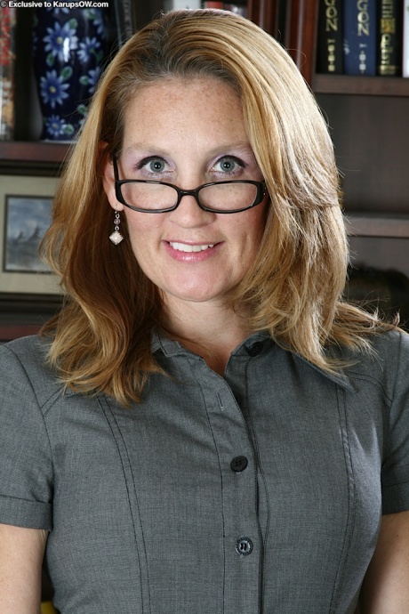 Зрелая любительница Лилли танцует стриптиз, чтобы позировать обнаженной дома 1