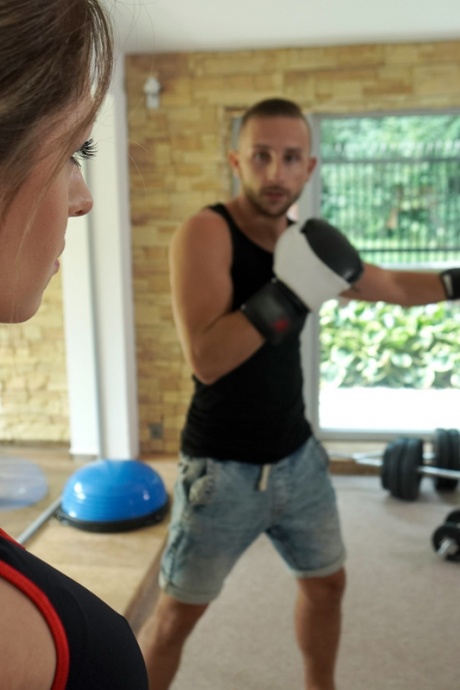 Атлетичная Ребекка Вольпетти занимается фитнесом с мужчиной после домашней тренировки 1