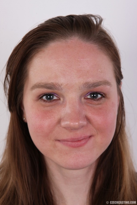 Новичок полностью раздевается, чтобы показать крупным планом свою киску на посадочной полосе 1