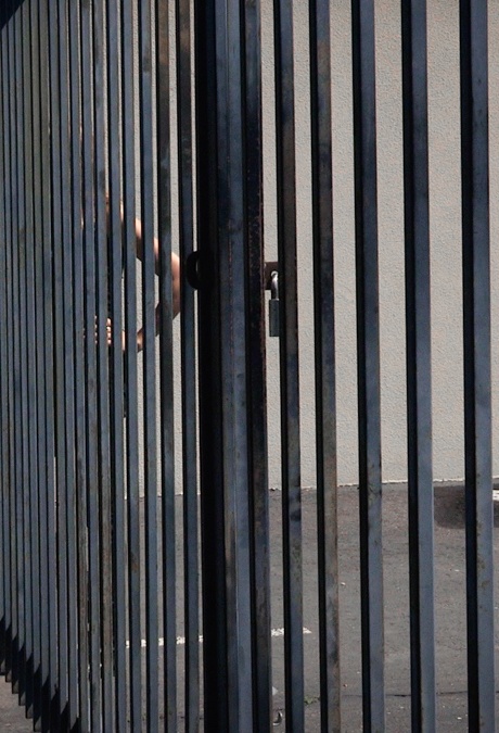 Связанную молоденькую Джессику Кей заставляют сосать черный член перед тем, как ее облапошат пальцами 1