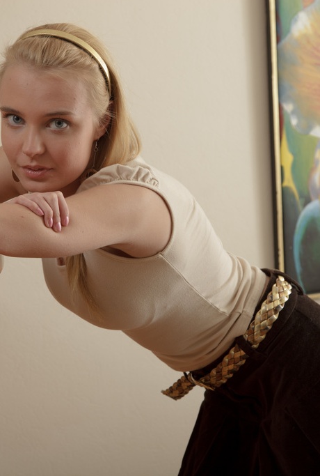 Молодую блондинку Хлою трахают во время полного обтирания тела 1