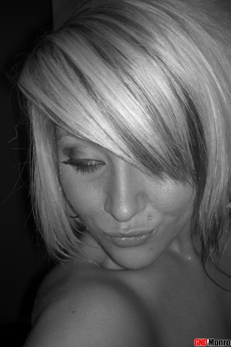 Блондинка рекламирует свою сексуальную задницу во время селфи в ванной 11