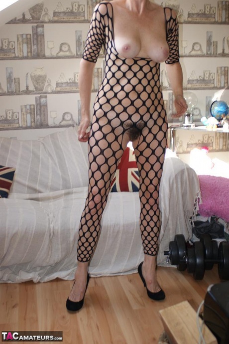 Высокая любительская шлюха шотландка Сьюзан меняет свой наряд перед тем, как раздвинуть свою киску 3