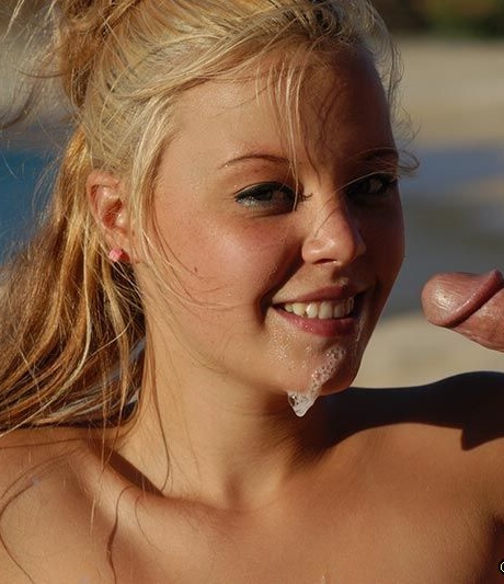 Знойная блондиночка с задорными сиськами делает минет и трахается на пляже 16