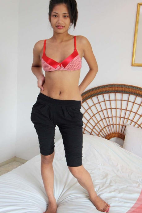 Филиппинская мамаша раздевается перед тем, как дрочить и трахать фаранга 2