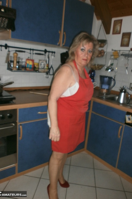 Распутная домохозяйка-любительница Каро не смогла удержаться от мастурбации на кухне 1