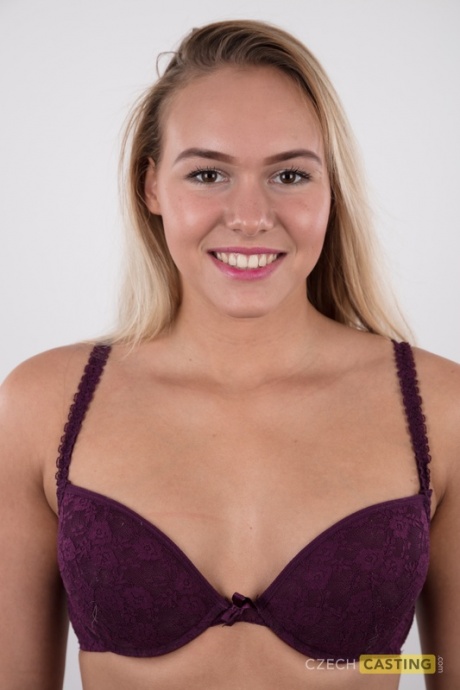 Полностью одетая 18-летняя Сильви стоит голой задницей после того, как сняла с себя одежду 5