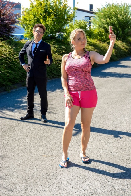 Белокурая цыпочка Джулия Пинк делает селфи на открытом воздухе перед жестким сексом в сауне 1