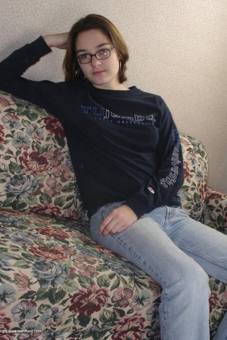 Занудный подросток играет со своей естественно волосатой вагиной после раздевания 1