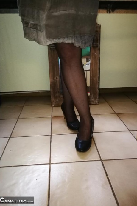 Непослушная бабуля обнажает свои сиськи, переодеваясь в нейлоновые чулки и туфли на каблуках 18