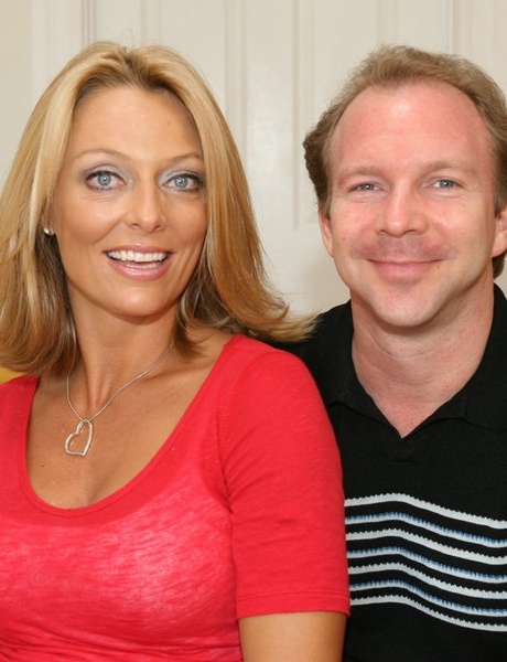 Возбужденная блондинка Бренда трахает молодого друга своего муженька, пока он наблюдает 1