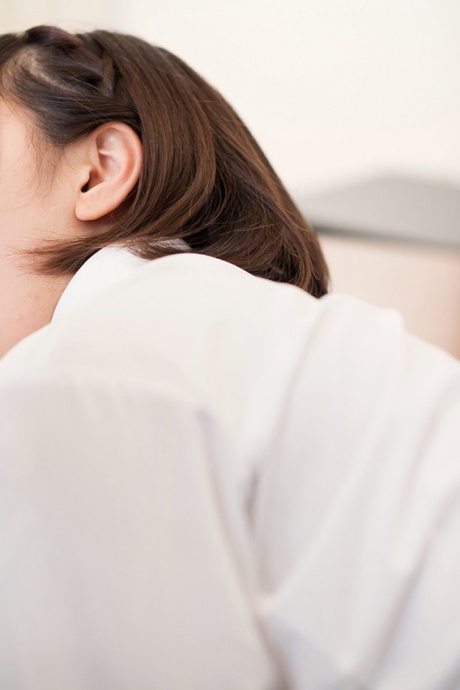 Японская школьница выплевывает сперму после секса со своим отчимом 3