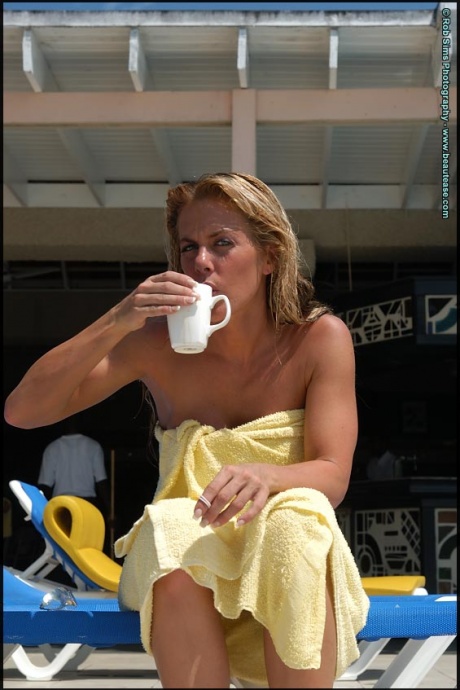 Девушки-лесбиянки купаются нагишом после игры в покер на раздевание у бассейна 15