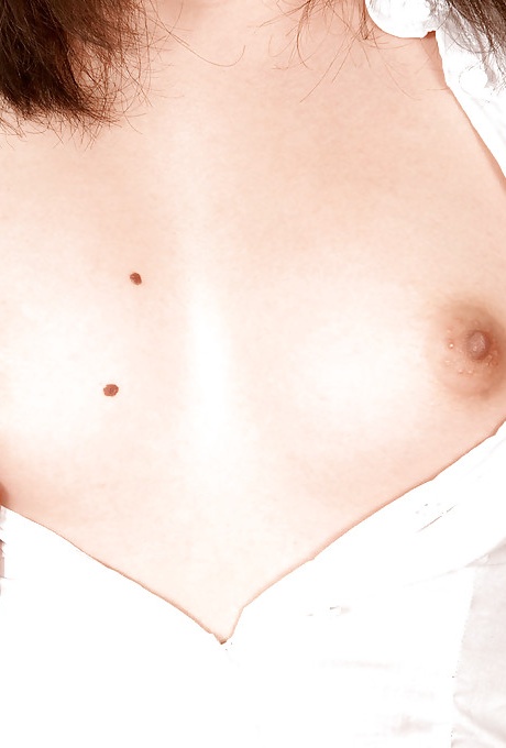 Школьница азиатка Саша Юнг раздевается, оставляя только гетры 7