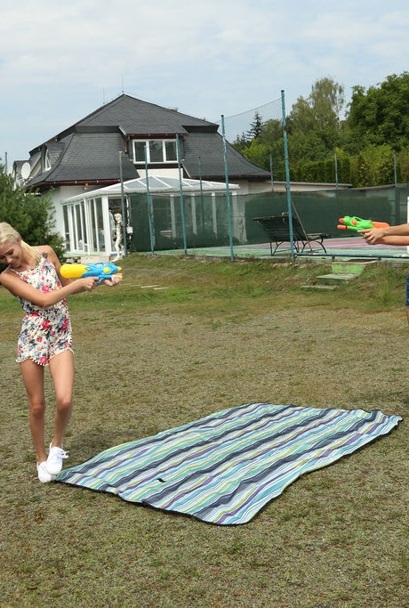 Стройные подростки Синди Шайн и Киара Коул делятся двойным дилдо после водной драки 1