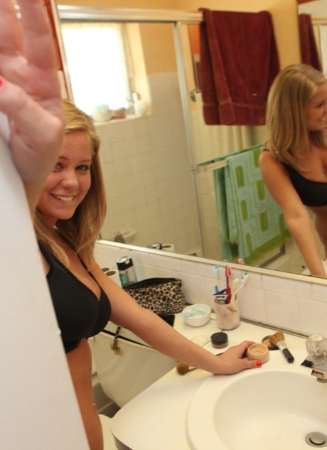 Любительская молодая девушка с огромными сиськами делает минет и получает сперму на задницу 1