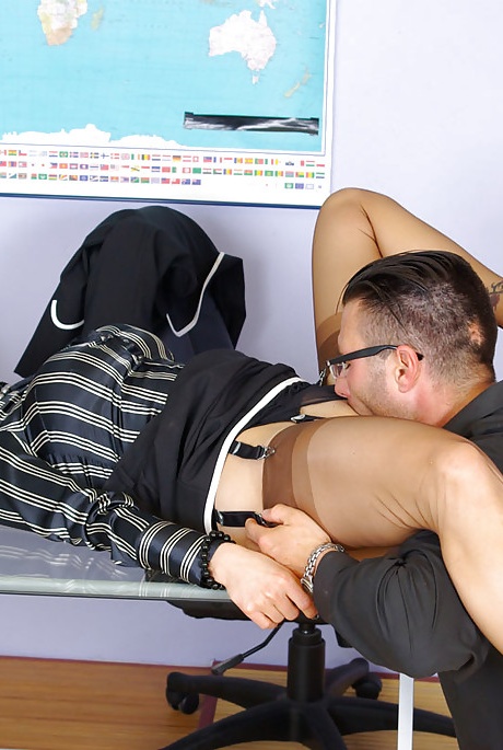 Возбужденная зрелая секретарша сосет и трахается с твердым членом в офисе 7