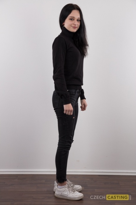 Темноволосая любительница Сона сбрасывает всю черную одежду, чтобы полностью раздеться 3