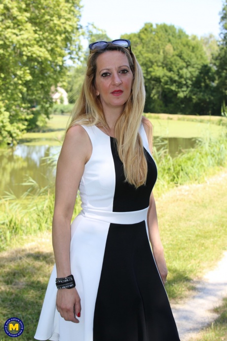 Пожилая любительница показывает свой покрытый спермой язычок после анала с двумя мужчинами 1