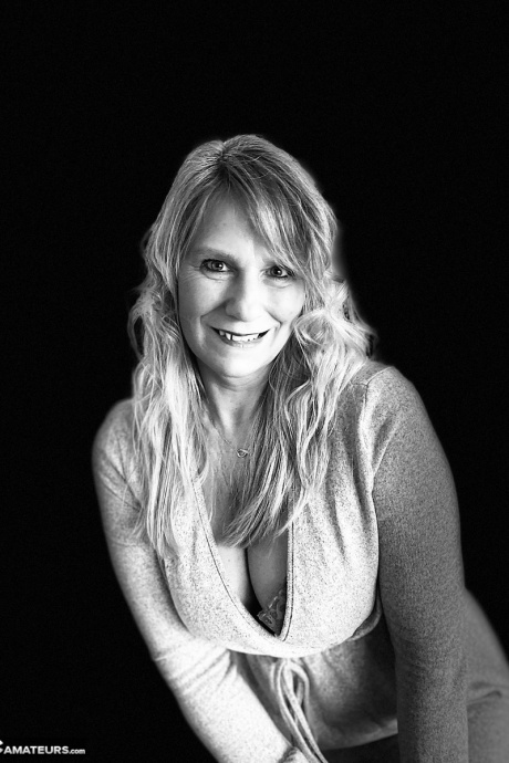 Милая блондинка средних лет Сьюзи играет со своей киской после того, как сняла леггинсы 5