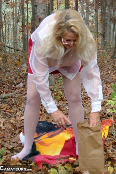 Возбужденная бабуля Адонна снимает трусики и забавляется с собой в лесу 7