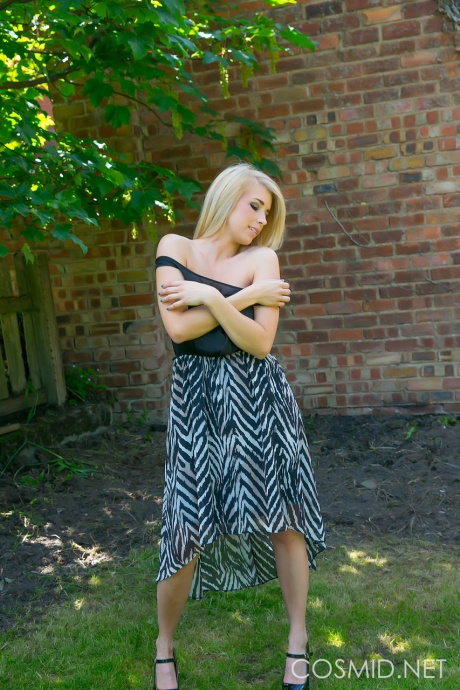 Грудастая блондинка Джоди снимает свою одежду на открытом воздухе, чтобы позагорать на своих отвисших сиськах 7