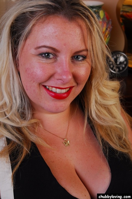 Блондинка толстушки Тони с большой грудью обнажает свои чулки и трусики 2