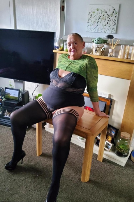 Коротко стриженная Нэн Валгасмик обнажает свои трусики под юбкой в чулках 13